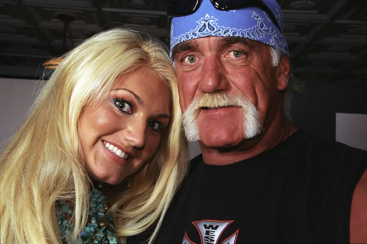 Brooke Hogan blick in die Kamera mit Papa Hulk Hogan