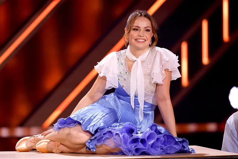 Christina Hänni, hier in bla-weißen Kleid auf der "Let's Dance"-Bühne, ist im Krankenhaus!