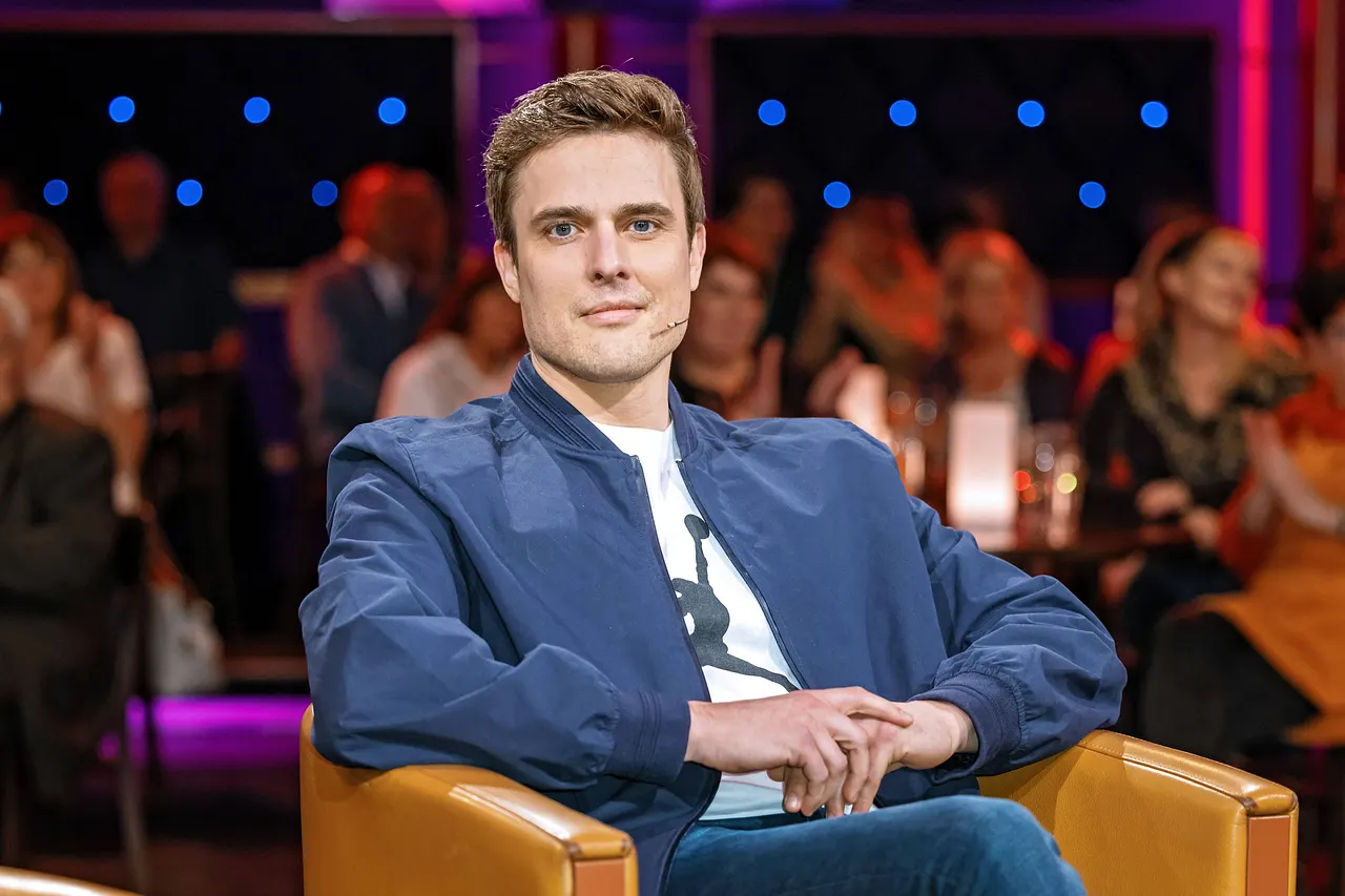 Constantin Schreiber sitzt in einem Sessel im "Riverboat"-Studio.