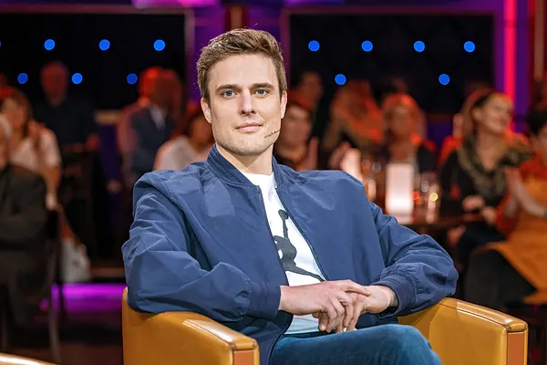 Constantin Schreiber sitzt in einem Sessel im "Riverboat"-Studio.