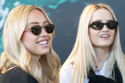 Lachend stehen Davina & Shania Geiss vor der Kamera. Ob die Rekordquoten der eigenen Soap-Doku etwas damit zu tun hat? 