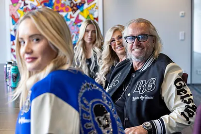 Vorstellung von Scull liquid, der neuen Wasser-Marke der Familie Geiss mit Robert, Carmen, Davina und Shania Geiss in der Firmenzentrale der Orterer Group in Unterschleißheim. Sie tragen Biker-ähnliche Varsity Jackets. 