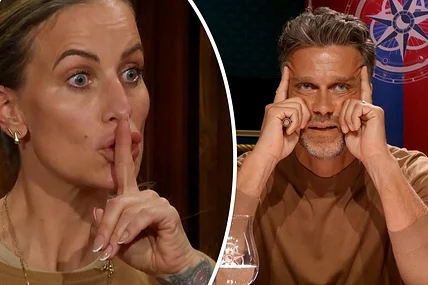 Charlotte mit erhobenem Zeigefinger, während Wayne seine Hände an sein Gesicht hält.