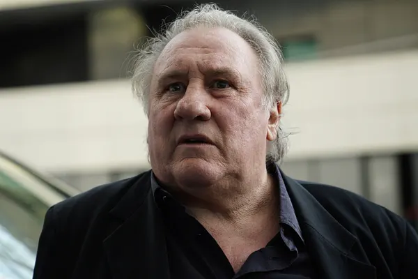 Gérard Depardieu schaut erschrocken in die Kamera! Er wurde jetzt wegen sexueller Gewalt schuldig gesprochen.