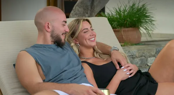 Hanni und Daniel von "Love Is Blind: Germany" turteln auf einer Liege.
