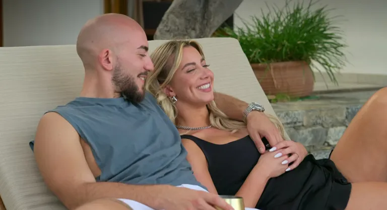 Hanni und Daniel von "Love Is Blind: Germany" turteln auf einer Liege. 