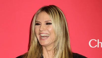 Heidi Klum strahlt auf dem Roten Teppich.