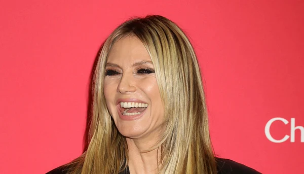 Heidi Klum strahlt auf dem Roten Teppich.