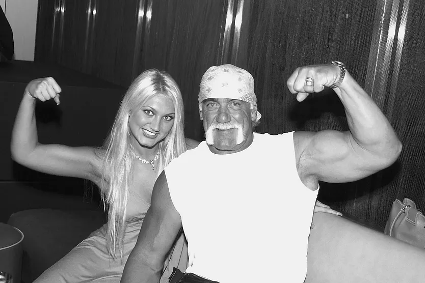 Ein Schwarzweißbild von Brooke Hogan und Hulk Hogan, die ihren Bizeps zeigen!