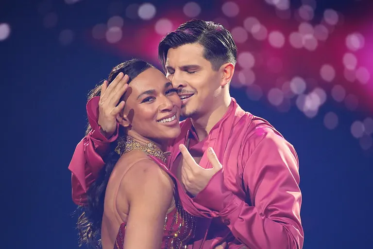 Gute Miene zum bösen Spiel. Marie Mouroum muss in "Let's Dance"-Show 10 die Trauer um einen geliebten Menschen verstecken. 