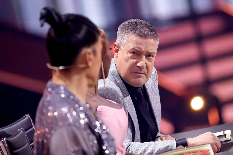 Joachim Llambi schaut seine Jury-Kollegen irritiert an.