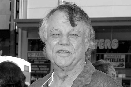 Joe Don Baker schaut in die Ferne und lächelt