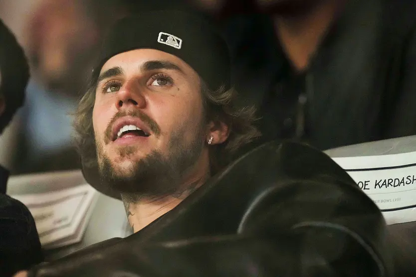 Justin Bieber schaut in die Ferne