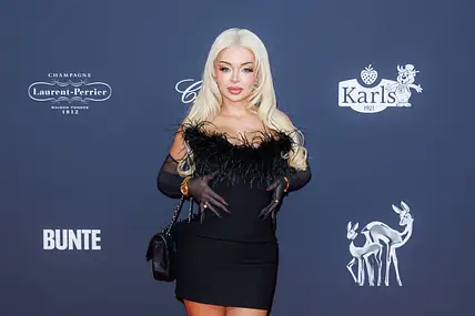 Katja Krasavice in einem schwarzen, kurzen Kleid bei der Bambi-Verleihung.