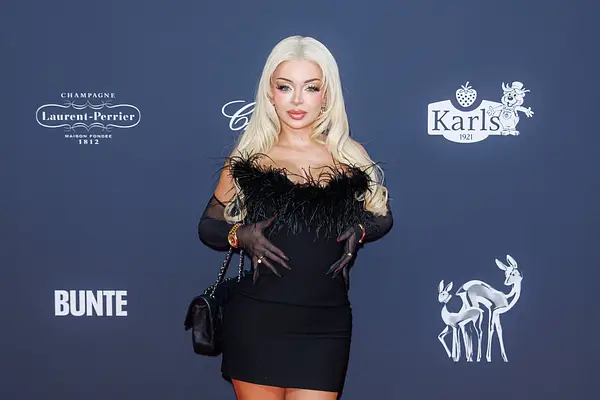 Katja Krasavice in einem schwarzen, kurzen Kleid bei der Bambi-Verleihung.