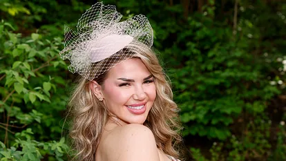 Kim Virginia mit einem strahlendem lächeln auf einem Event.
