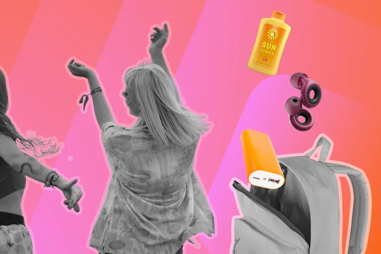 Zwei Mädels tanzen auf einem Festival und in einen Rucksack fallen Sonnencreme, Ohrstöpsel und Powerbank von der Packliste