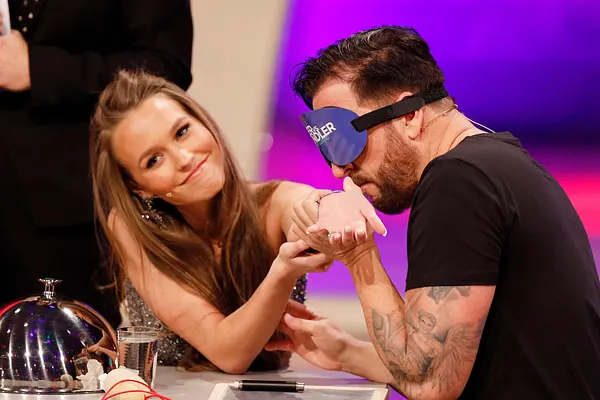 Laura Müller spricht bei "Hey Olli" über die wahren Gründe, warum sie dem Wendler, der ihr hier die Hand liebkost, noch die Treue hält.