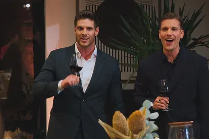 Martin Braun und Felix Stein feiern mit einem Glas Wein in der Hand die Ankunft der Kandidatinnen.