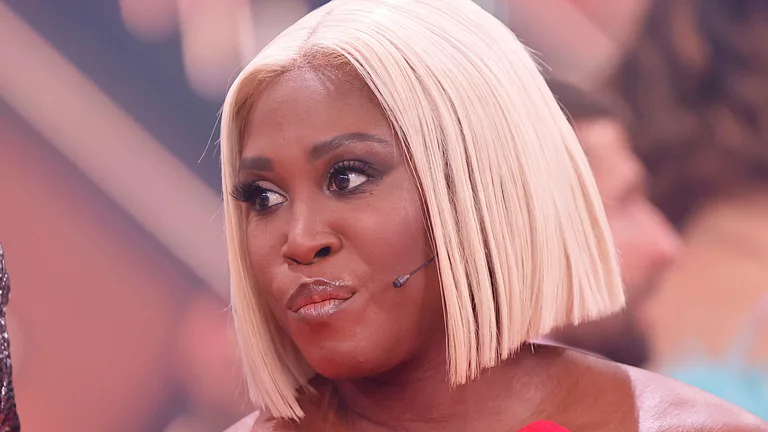Motsi Mabuse mit blonder Perücke bei "Let's Dance".