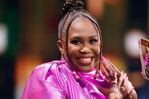 Motsi Mabuse strahlend in einem pinken Kleid bei "Let's Dance".