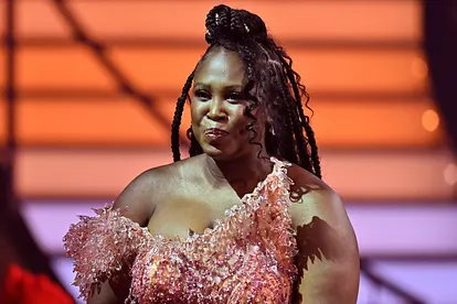 Motsi Mabuse lächelt verschmitzt in die Kamera. 