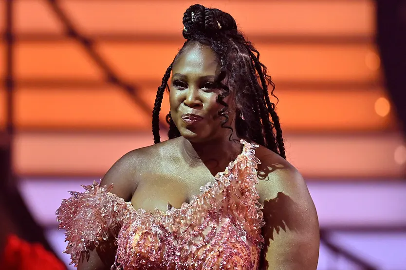 Motsi Mabuse lächelt verschmitzt in die Kamera. 