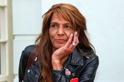 Nadja "Naddel" Abd el Farrag schaut nachdenklich in die Kamera, mit einer Hand am Gesicht