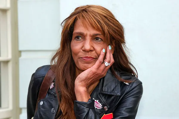 Nadja "Naddel" Abd el Farrag schaut nachdenklich in die Kamera, mit einer Hand am Gesicht
