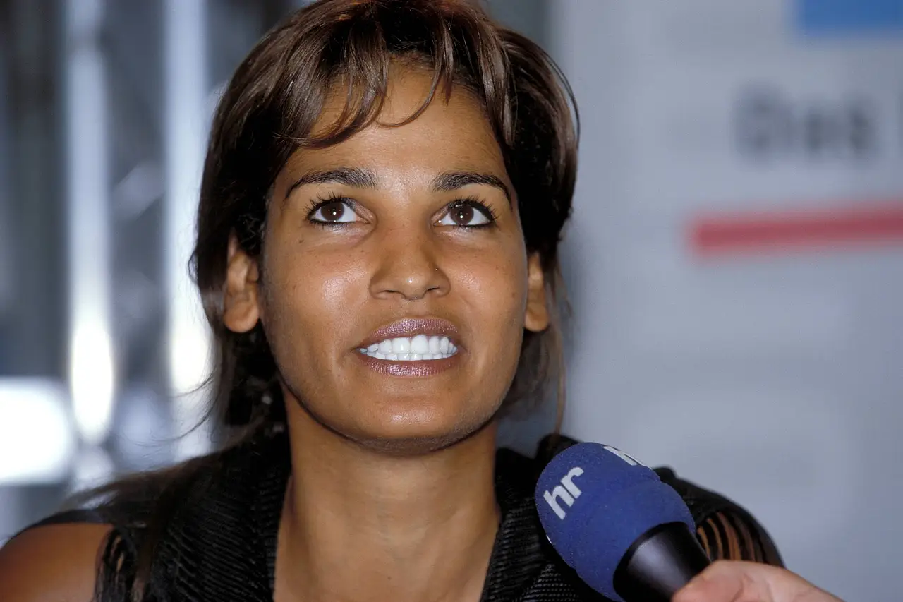Nadja Abd del Farrag schaut in die Ferne