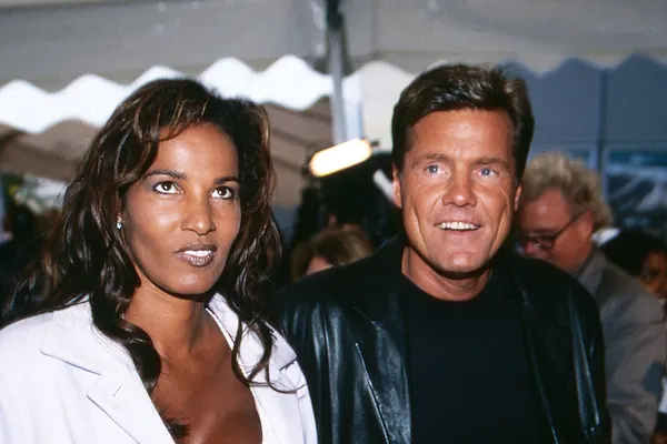 Nadja Abd el Farrag und Dieter Bohlen schauen in die Kamera.