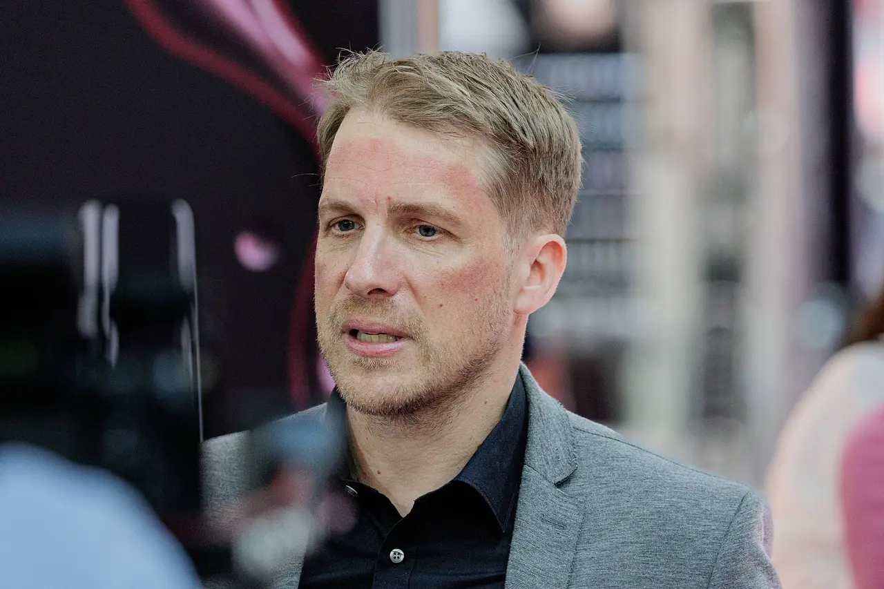 Oliver Pocher fotografiert, ernster Gesichtsausdruck. Jetzt äußert er sich auf Instagram kritisch zur Social-Media-Nutzung von Christian Wolf.