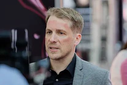 Oliver Pocher fotografiert, ernster Gesichtsausdruck. Jetzt äußert er sich auf Instagram kritisch zur Social-Media-Nutzung von Christian Wolf.