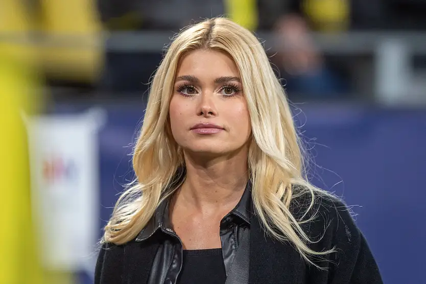 Pamela Reif schaut in die Ferne