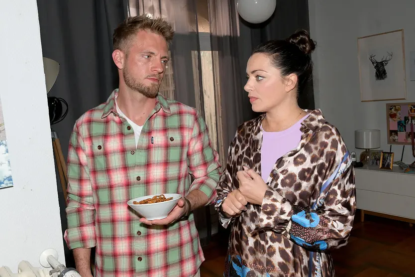 Paul und Emily sind in Sorge um Kate.