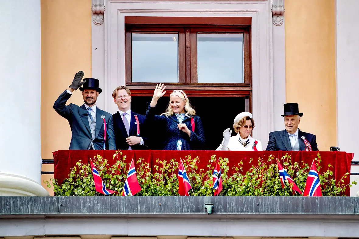 Prinz Sverre Magnus, Prinzessin Mette-Marit und Prinz Haakon sowie Königin Sonja und König Harald auf dem Balkon.