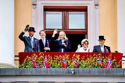 Prinz Sverre Magnus, Prinzessin Mette-Marit und Prinz Haakon sowie Königin Sonja und König Harald auf dem Balkon.