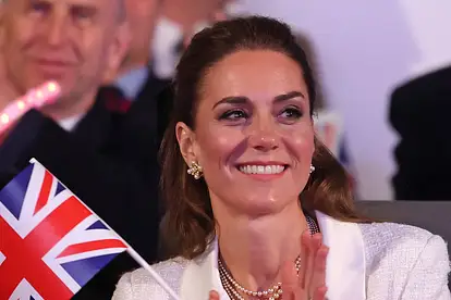Prinzessin Kate klatscht mit einer Großbritannien-Flagge in der Hand.