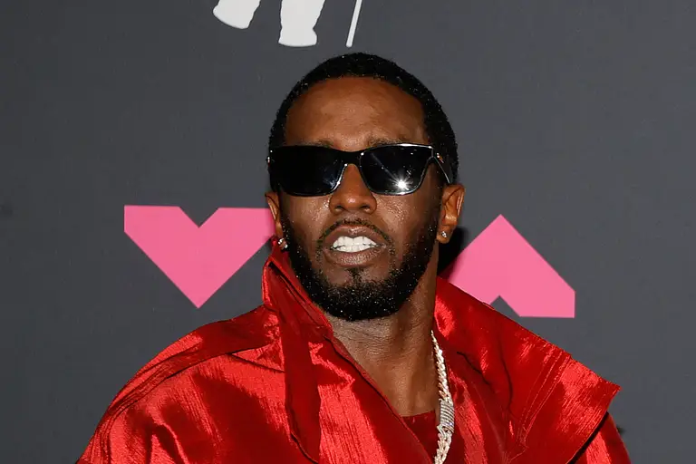 P. Diddy schaut in die Ferne