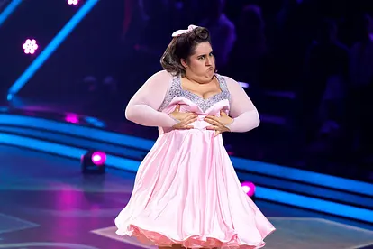 SelfieSandra fasst sich bei einem "Let's Dance"-Auftritt scherzhaft an die Brust.