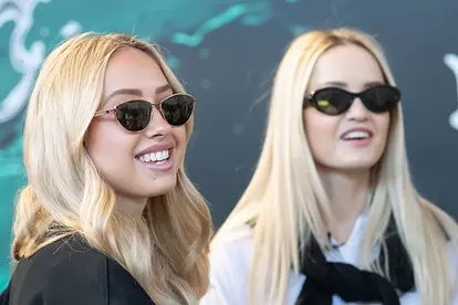 Man sieht von links nach rechts die Schwestern Davina und Shania Geiss, die beide Sonnenbrillen tragen.