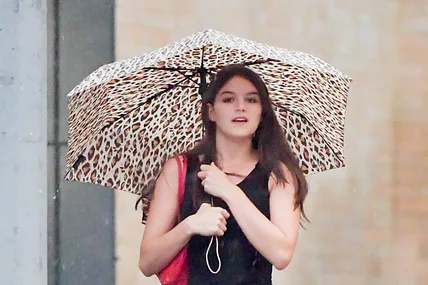 Sie musste lange auf Papas Liebe verzichten: Suri Cruise ist die
Enttäuschung über ihren Vater Tom Cruise anzusehen.