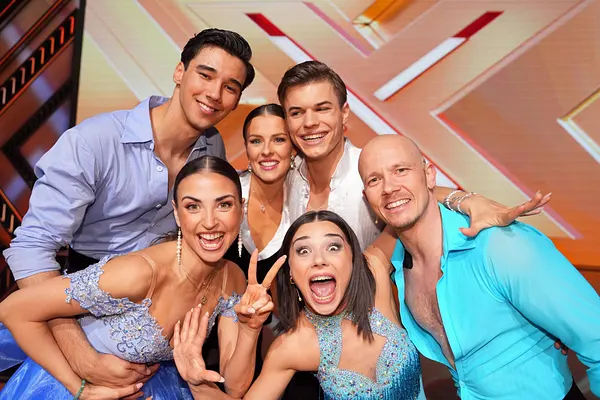 Die "Let’s Dance"-Final-Paare 2025 strahlen in die Kamera: Diego und Ekat, Taliso und Patricija oder Fabian und Anastasia.