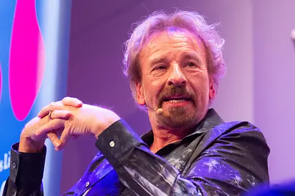 Thomas Gottschalk guckt in die Ferne