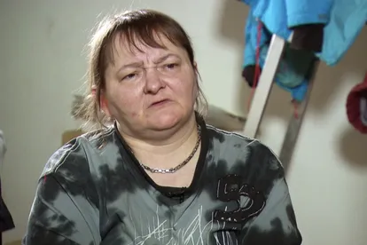 Monika aus "Hartz Rot Gold" schaut in die Kamera.