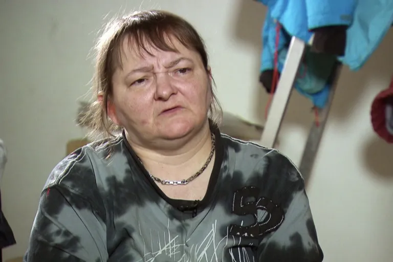 Monika aus "Hartz Rot Gold" schaut in die Kamera.