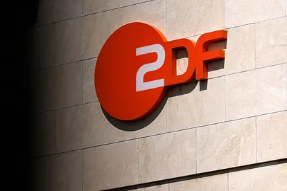 ZDF Logo vor dunklem Hintergrund