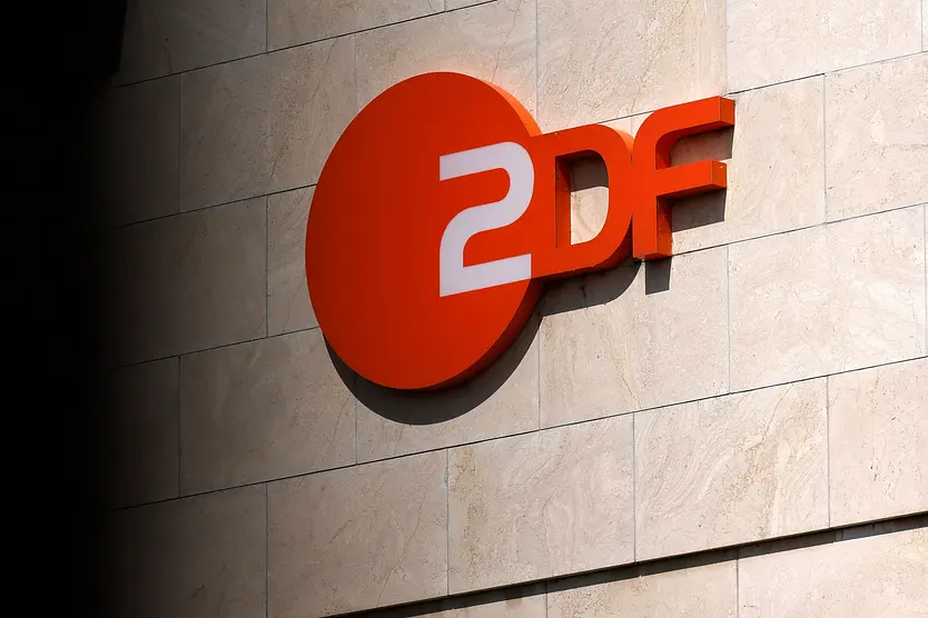 ZDF Logo vor dunklem Hintergrund