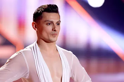 Zsolt Cseke mit ernstem Blick 