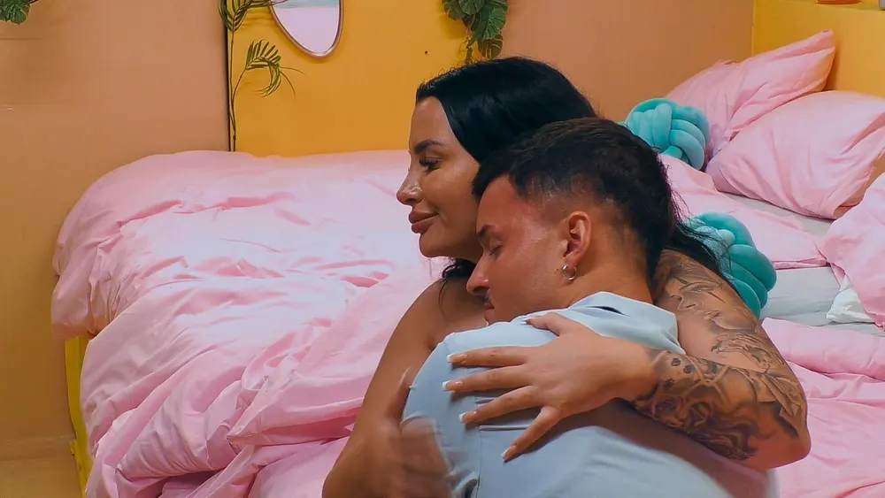 Sahel tröstet Tobi bei "Ex on the Beach" Sahel tröstet Tobi bei "Ex on the Beach"